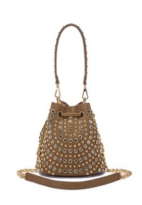 Braune Bucket-Tasche aus strukturiertem Kunstleder mit goldfarbener Hardware, Ketten- und Stoffriemen, dekoriert mit metallischen Nieten und Strasssteinen.