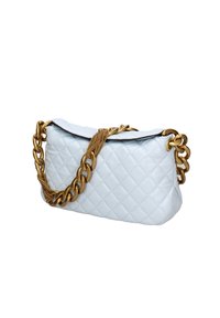 Borsa bianca trapuntata con tracolla in catena dorata e superficie testurizzata. Il design include una forma arrotondata e accenti di hardware eleganti.