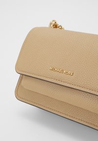 MICHAEL Michael Kors CLAIRE - Axelremsväska - camel