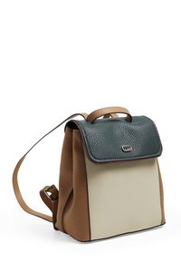 Mały plecak z fakturowanym ciemnozielonym klapą, beżowym przodem oraz brązowymi bokami i paskami, stojący na białym tle.