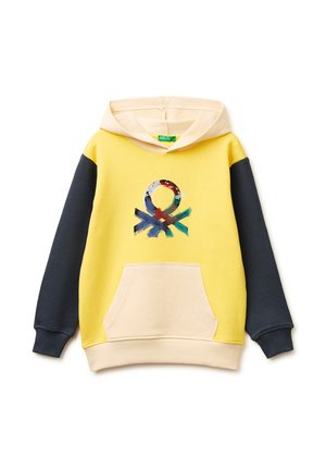 Sudadera con capucha amarilla con capucha y bolsillo beige, mangas gris oscuro y un logo abstracto multicolor centrado en el pecho.