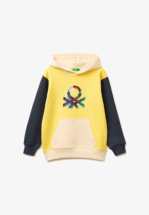 Žlutá mikina s béžovou kapucí a kapsou, tmavě šedými rukávy a barevným abstraktním logem uprostřed na hrudi.