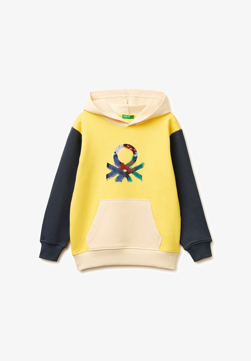 Sudadera con capucha amarilla con capucha y bolsillo beige, mangas gris oscuro y un logo abstracto multicolor centrado en el pecho.