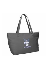 Grå tote-bag med långa handtag som pryder en tecknad figur med en svart jojkhatt och ordet "KUROMI" nedanför.