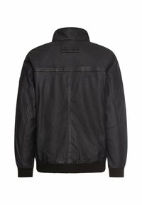 Zwarte leren jack met een geribbelde zoom, hoge kraag en subtiele naden; voorzien van een opvallende achterkant patch en een zachte textuur.
