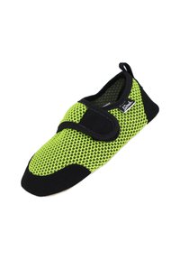 Groene mesh schoenen met een zwarte suède zool, verstelbare band en een flexibele ontwerp, geschikt voor verschillende binnenactiviteiten.