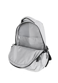 Sac à dos en tissu gris avec une grande ouverture, une poche intérieure, une fermeture éclair et des bretelles réglables. Présente une texture douce et une forme structurée.
