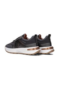Sneaker grigi con design a strati, dotati di una suola bianca e dettagli in bronzo. Pannelli texture e una linguetta sul tallone.