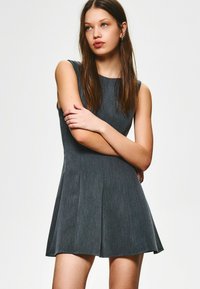 Bershka WITH FLARED - Robe de jour - grey