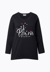 Schwarzes Langarm-T-Shirt mit einem Grafikdesign des Eiffelturms, pinken Herzen und dem Text "Paris C'est la vie." Hergestellt aus weichem Stoff.