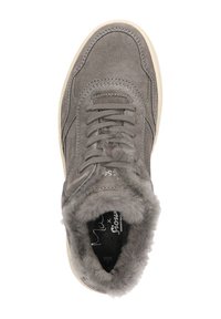 Graue Wildleder-Sneaker mit einem weichen grauen Futter, runder Zehenpartie und kontrastierender cremefarbener Sohle, versehen mit Schnürsenkeln und subtiler Markenkennzeichnung auf der Innensohle.