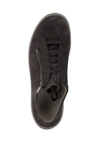 Sneaker grigia in suede con una superficie testurizzata, dotata di una cerniera laterale e lacci per la chiusura. Suola in gomma e design con punta arrotondata.