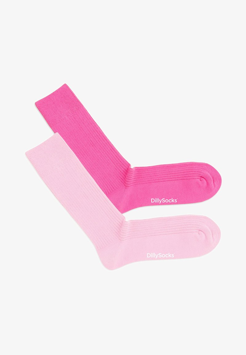Deux paires de chaussettes côtelées, une rose vif et une rose clair, présentant une pointe sans couture et sont marquées "DillySocks."