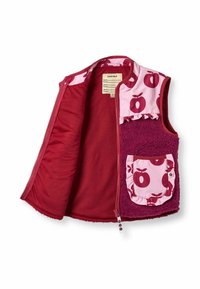 Röd fleecestas med foder i rosa äppelmönster, volangdetaljer, en framficka med äppeldesign och hela dragkedjan.