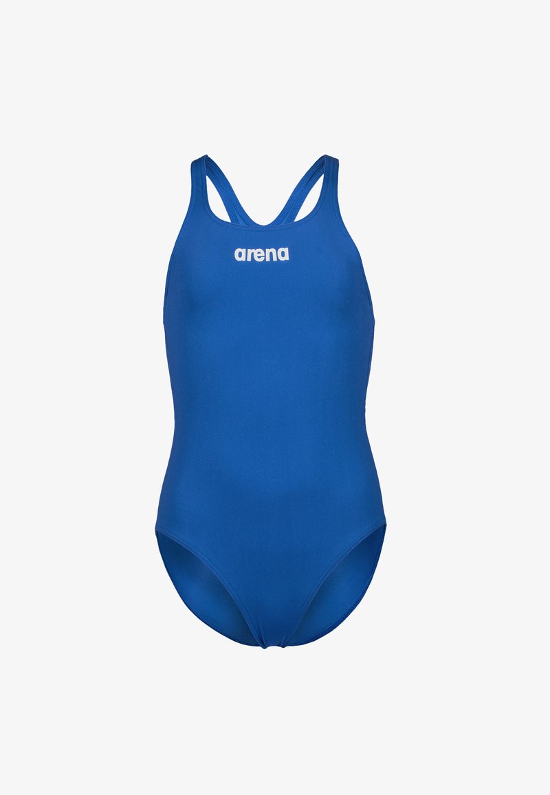 Niebieski strój kąpielowy wykonany z gładkiego materiału, z plecami typu racerback, bez wzorów, z białym logo z przodu.