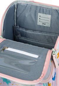 Miękka, izolowana torba na lunch z przeszłym różowym zamkiem i przegródkami. Wnętrze wykończone szarym materiałem, kieszeniami oraz zamykaną sekcją.