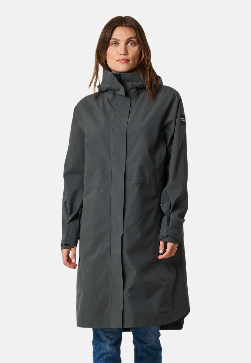 Impermeabile grigio con colletto alto, maniche lunghe, chiusura frontale con zip e tasche laterali. Texture liscia, design fino al ginocchio.