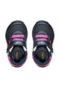 Sneakers blu navy scuro con accenti rosa, caratterizzate da una superficie testurizzata, cinturino in velcro e suola robusta. Logo del marchio visibile all'interno.