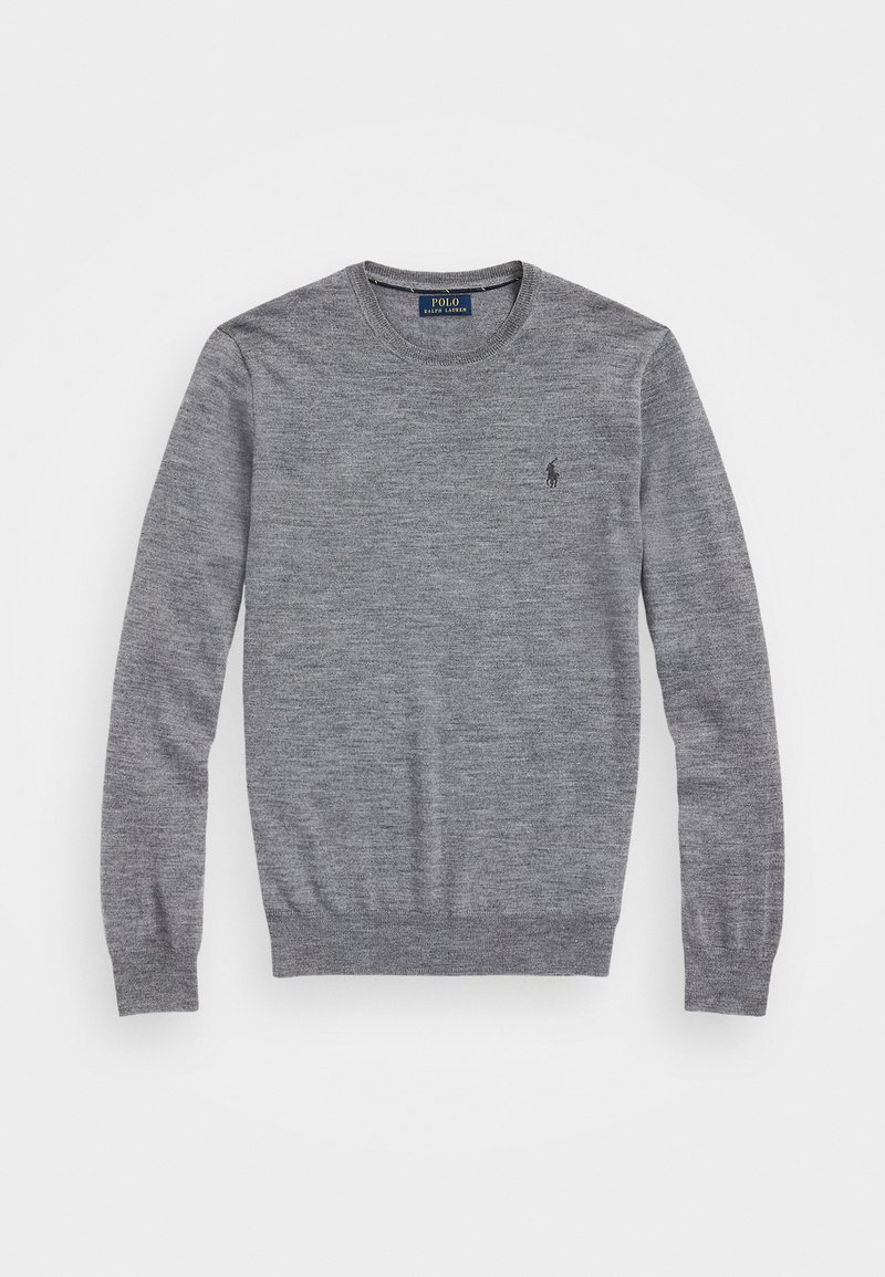 Harmaa pitkähihainen pyöreäkauluksinen pusero, jossa hieno neulostekstuuri ja pieni musta Polo Ralph Laurenin kirjailtu logo vasemmassa rinnassa.