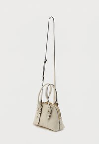 Svetlo šedá kožená kabelka s dvoma hornými uchami a dlhým nastaviteľným popruhom. Obsahuje zlaté kovanie a zipsové uzatváranie.