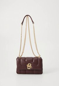 Geantă de mână din piele maro cu design matlasat, curea de umăr din lanț auriu și logo auriu proeminent. Formă dreptunghiulară compactă.