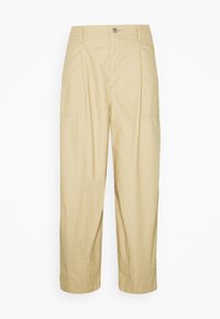Pantalon taille haute beige clair avec poches avant, fermeture à bouton et jambes droites sur fond blanc.