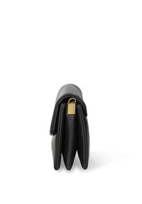 Borsa clutch in pelle nera con patta pieghevole, caratterizzata da un dettaglio di chiusura dorata e una superficie strutturata. Compatta, con una forma definita.