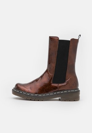 Skinnende brun Chelsea-støvle i læder med sort elastisk sidepanel, trækskærm ved hælen, synet sål og lav, stablet hæl på hvid baggrund.
