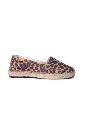 Espadrilky s leopardím potiskem, bez tkaniček, s tkanou jutovou podrážkou a prošitými detaily, boční pohled na bílém pozadí.