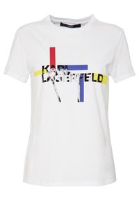 Bílý bavlněný tričko s grafickým designem obsahujícím výrazné červené, modré a žluté bloky a černý text "KARL LAGERFELD" v moderním písmu.