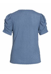 Modrá textúrovaná blúzka s krátkym rukávom a nádychom puff, s okrúhlym výstrihom a jemne vzorovanou látkou.