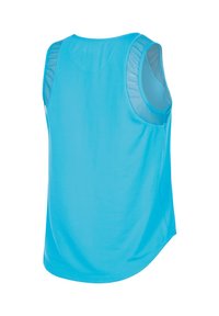 Una blusa sin mangas de tela azul brillante con una textura suave y acentos de malla transparente en los hombros. Dobladillo curvado en la parte trasera.