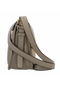 Borsa a mano in pelle color taupe con superficie texturizzata, hardware in tonalità oro e una lunga tracolla regolabile. Presenta una forma strutturata e un design minimalista.