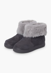Botas de tobillo de ante gris con un suave puño de piel sintética gris, punta redondeada y suela de goma texturizada. Presentan un acabado suave y un diseño informal.