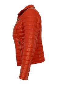 Rote gesteppte Lederjacke mit einem seitlichen Reißverschlusstaschen, Stehkragen und tailliertem Schnitt, die eine glatte Textur und ein gesteppte Muster zeigt.