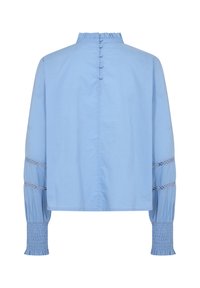 Blusa di cotone azzurro chiaro con colletto arricciato, maniche lunghe con polsini arricciati e bordo in pizzo decorativo sulle maniche. Chiusura con bottoni sulla schiena.