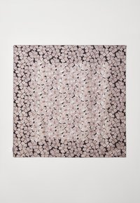 Foulard quadrato con un motivo floreale in morbido rosa e bianco su uno sfondo scuro, con una texture di tessuto liscia e bordi netti.