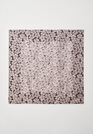 Cachecol quadrado com um padrão floral em rosa suave e branco sobre um fundo escuro, com uma textura de tecido suave e bordas limpas.