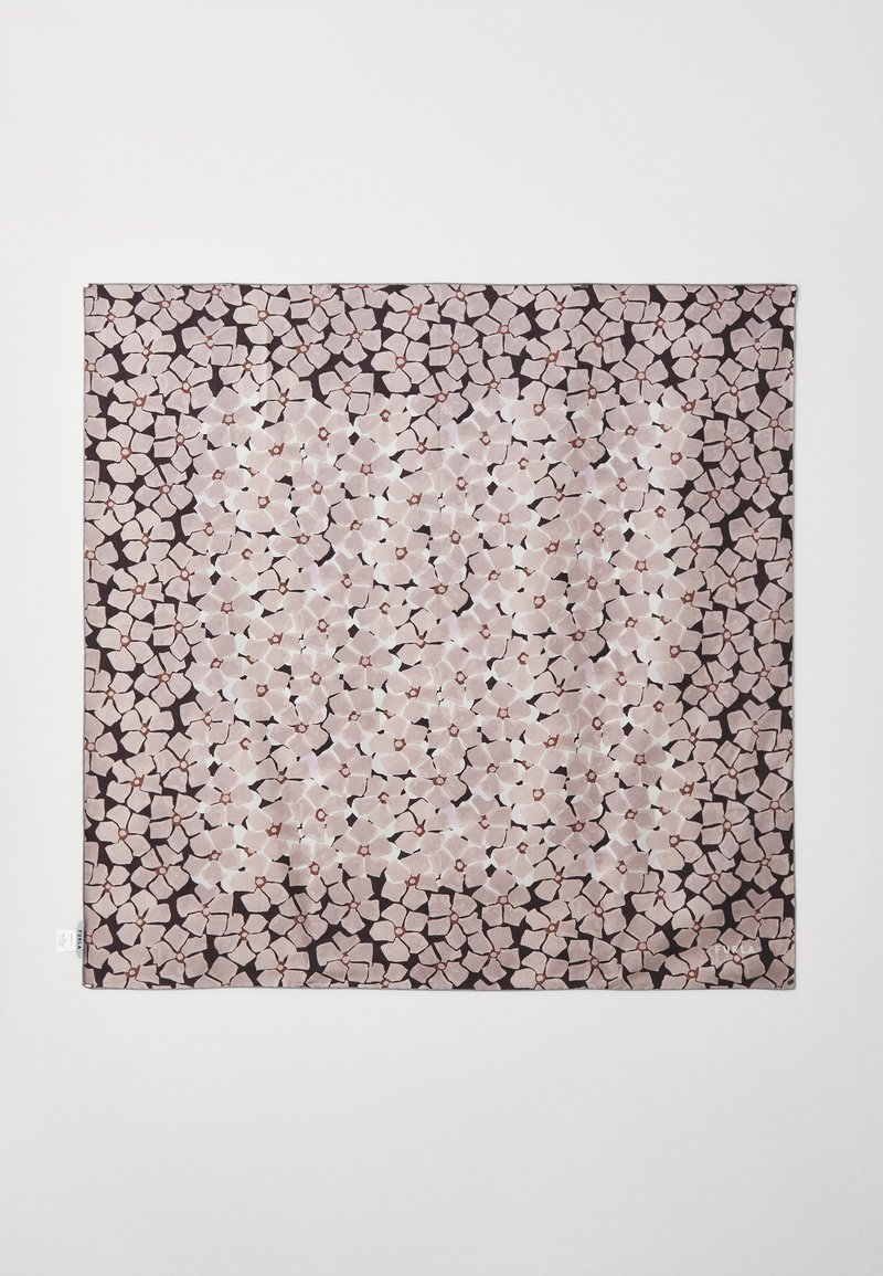 Foulard quadrato con un motivo floreale in morbido rosa e bianco su uno sfondo scuro, con una texture di tessuto liscia e bordi netti.