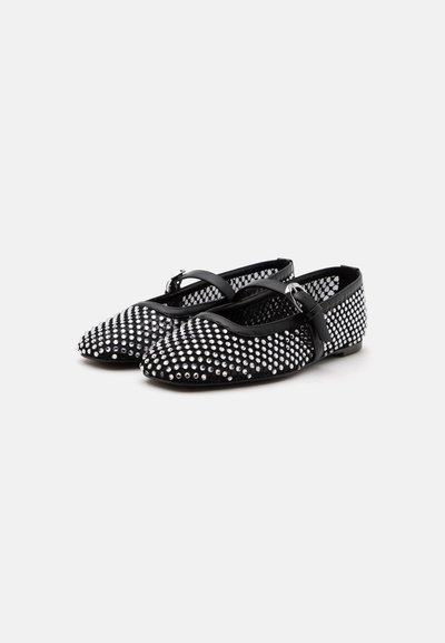 Chaussures plates noires avec des clous argentés, dotées d'un bout arrondi et d'une fine bride à boucle sur le dessus.
