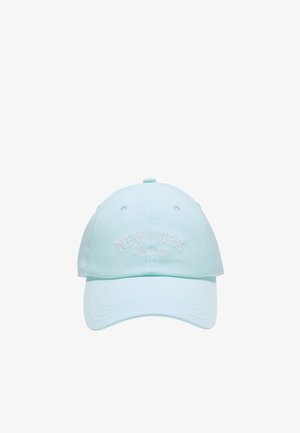 Casquette de baseball bleu clair avec une visière incurvée et "NEW YORK City Energy" brodé en blanc sur le panneau avant.