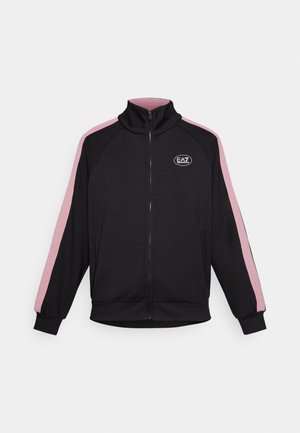 Zwarte zip-up jack met hoge kraag, contrasterende roze zijstrepen en logo patch. Gemaakt van zachte stof met geribbelde manchetten en zoom.