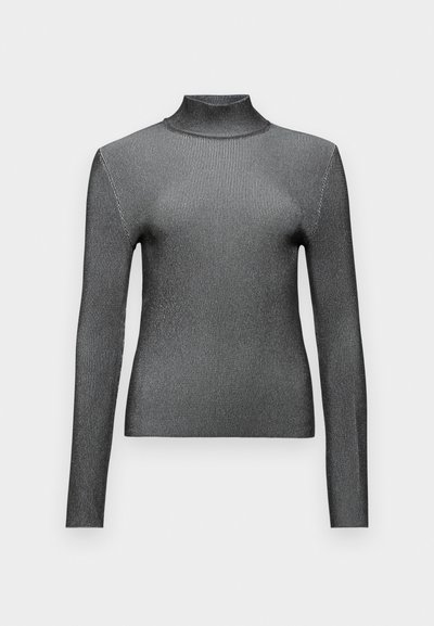 Haut à col roulé ajusté, à manches longues en gris métallique avec une texture côtelée et un design minimaliste. Présente un col haut et des épaules sans couture.