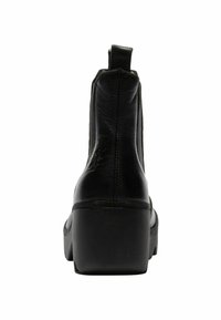 Černá kožená kotníková bota s robustní podešví, hladkým povrchem, elastickými bočními panely a poutkem na zadní straně pro snadné obouvání.
