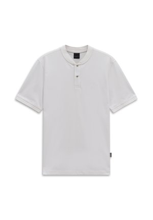 Weißes Poloshirt mit kurzen Ärmeln, rundem Ausschnitt und zwei Knöpfen auf der Knopfleiste, dargestellt auf einem einfarbigen weißen Hintergrund.