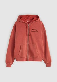 Felpa rossa con zip, realizzata in tessuto morbido. Presenta una tasca frontale, polsini e orlo a costine, e il logo stampato "TWO HORSE ATHLETIC CLUB".