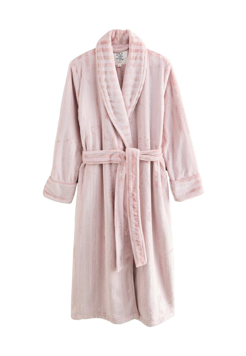 Accappatoio plush rosa chiaro con colletto a scialle, maniche lunghe e vita da legare. Texture a righe verticali in tutto l'accappatoio.