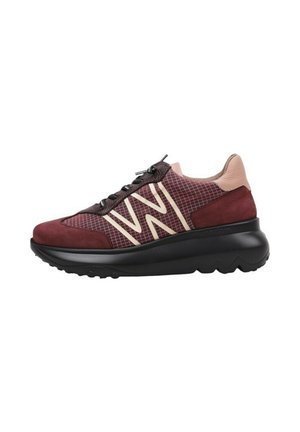 Bordowe buty sportowe z zamszową i siateczkową cholewką, kontrastującymi jasnymi akcentami, grubą czarną podeszwą oraz wyraźnym logo.