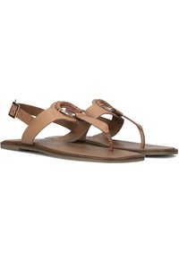 Tan leren sandalen met een gevlochten band, teenpostontwerp en een gespsluiting bij de enkel. Platte zool met een gladde textuur en minimale details.