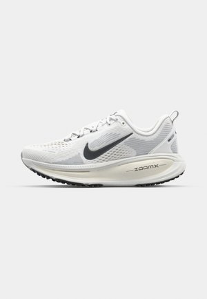 Nike Performance VOMERO 18 - Løpesko for vei - summit white/black/coconut milk